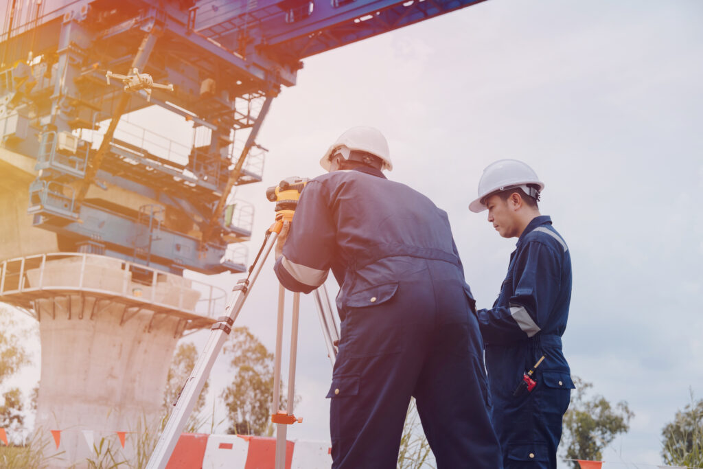 建設・土木現場で測量用ドローンを活用する作業員(法人向け国家資格取得)